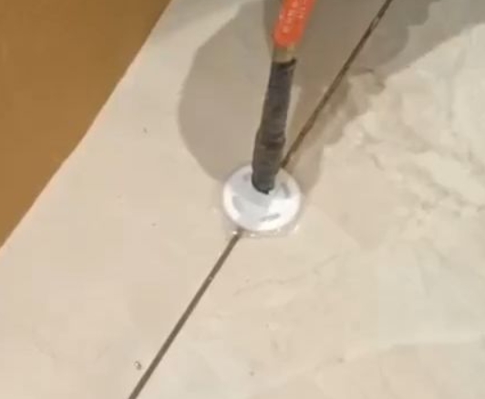 山南瓷砖空鼓维修公司专业解答瓷砖在铺贴过程中，如果没有涂抹均匀到位的粘结材料（如水泥砂浆或瓷砖胶），可能会导致以下问题