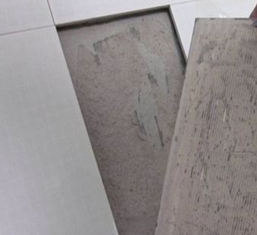 山南瓷砖空鼓维修公司分享瓷砖铺贴时如果打浆（即涂抹在瓷砖背面和基层上的砂浆或瓷砖胶）过少，会带来以下问题